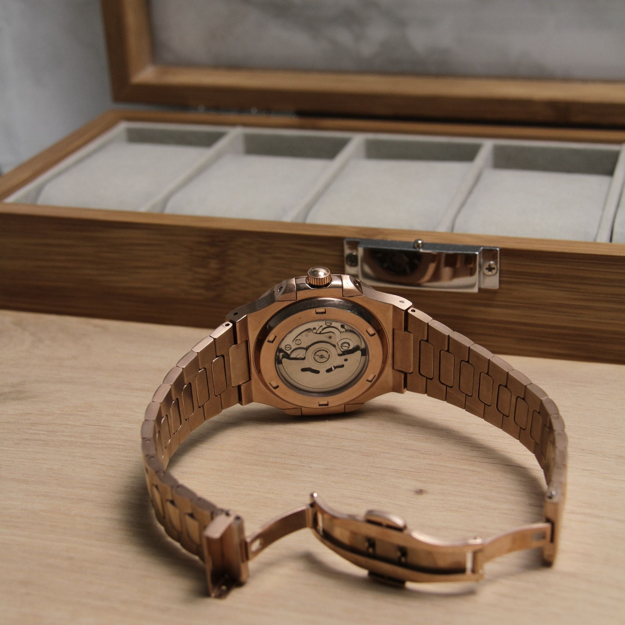 Fond de boîte transparent de la Seiko Mod nautilus marron squelette cœur ouvert – mouvement automatique visible NH35.