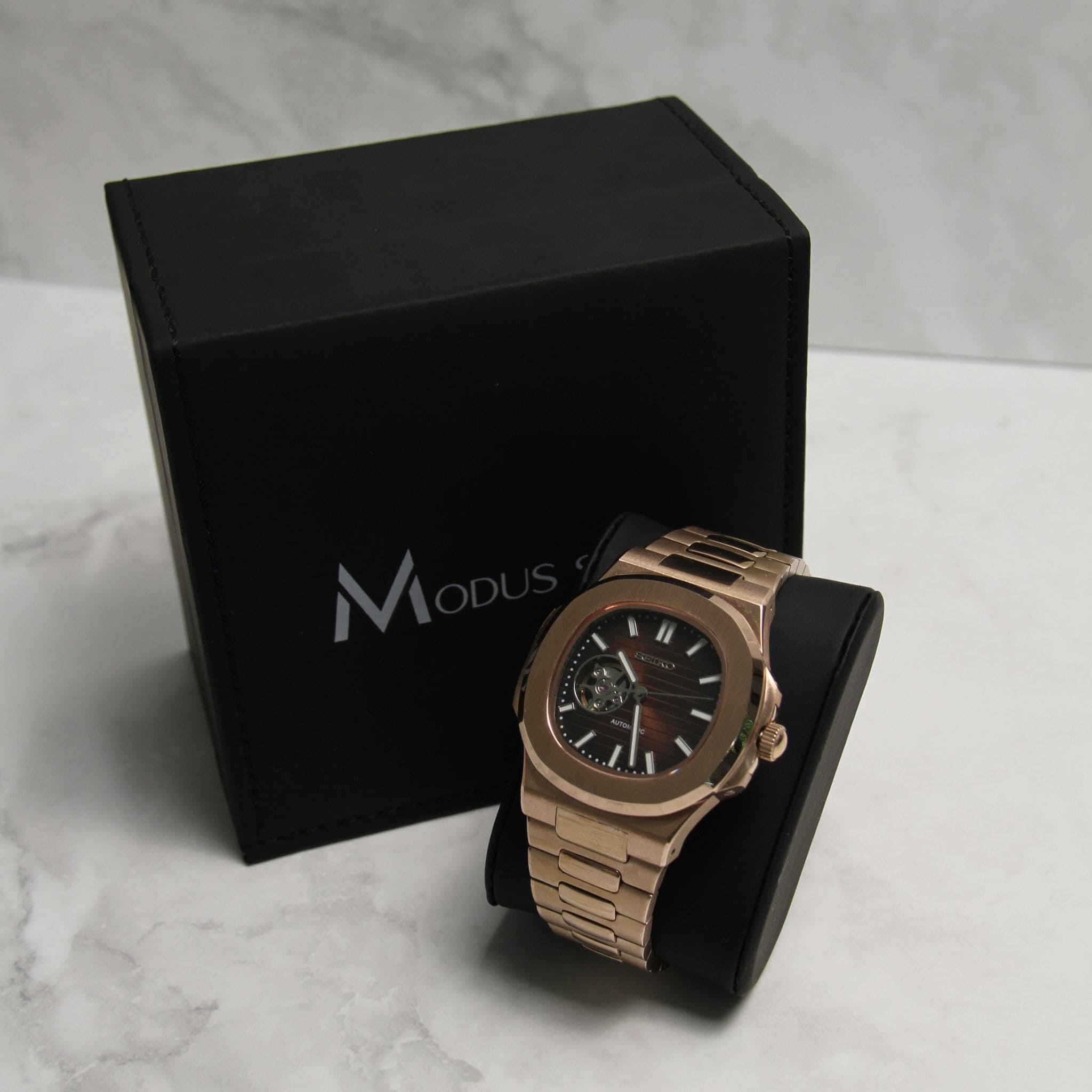 Montre Seiko Mod nautilus marron squelette cœur ouvert sur coussin noir avec écrin en arrière plan