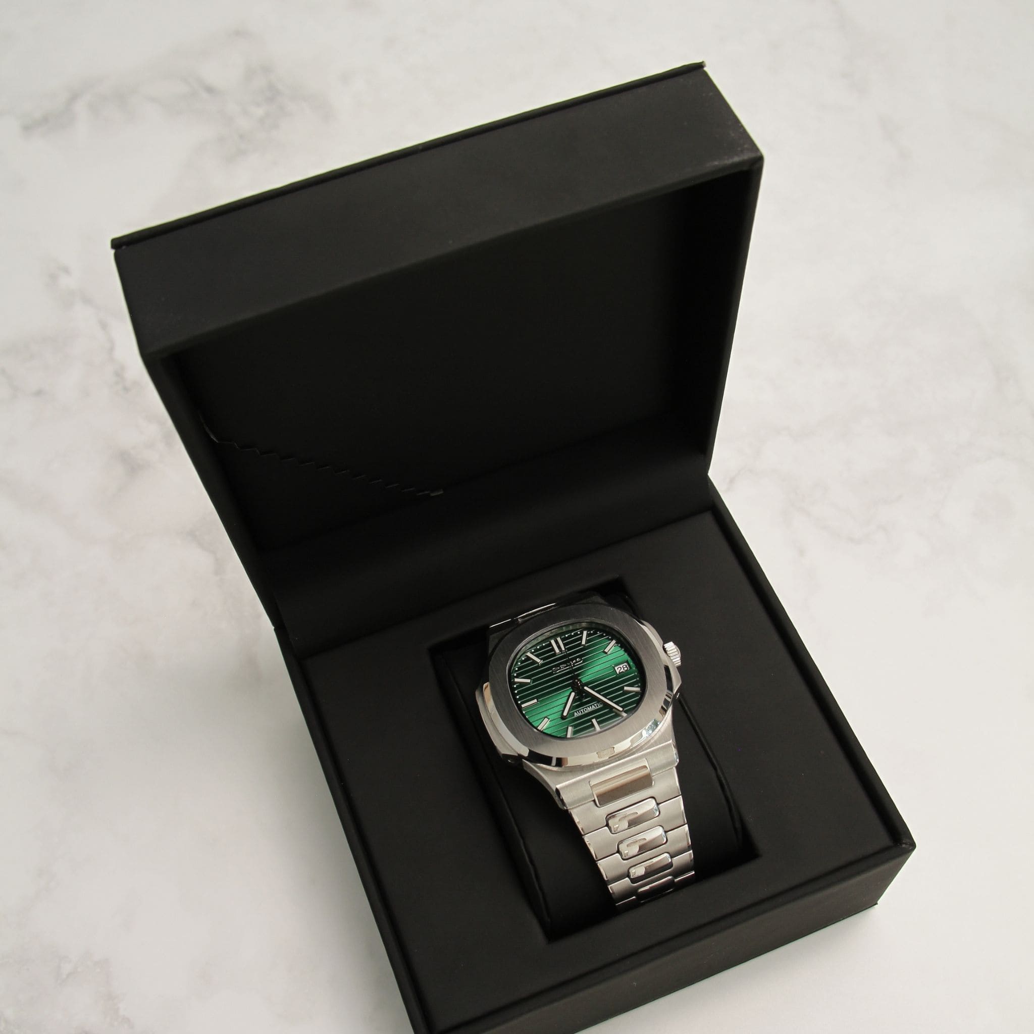 Montre Seiko mod nautilus vert dans son écrin Modus Seiko