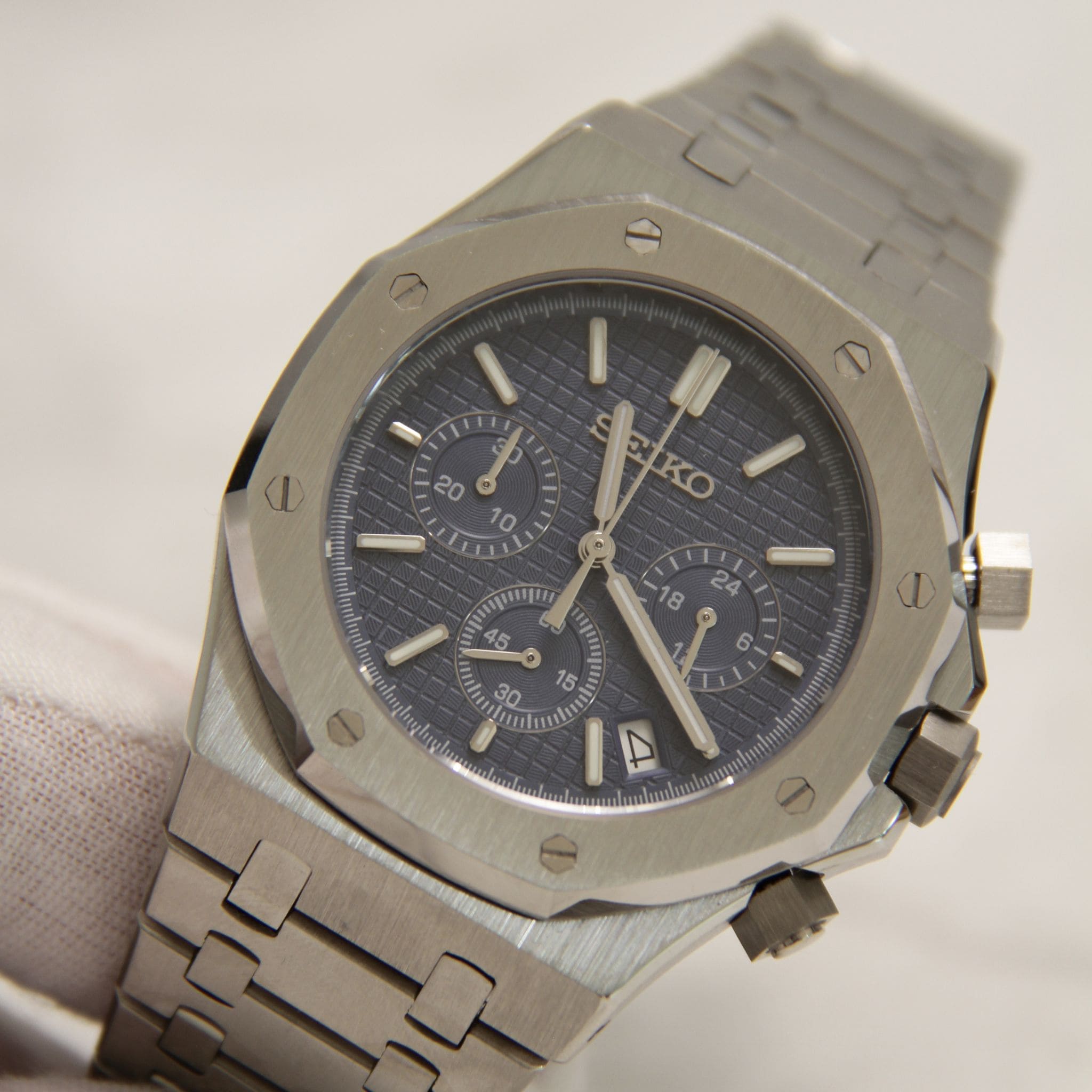 Montre Seiko mod royal oak chronos bleu vu en gros plan