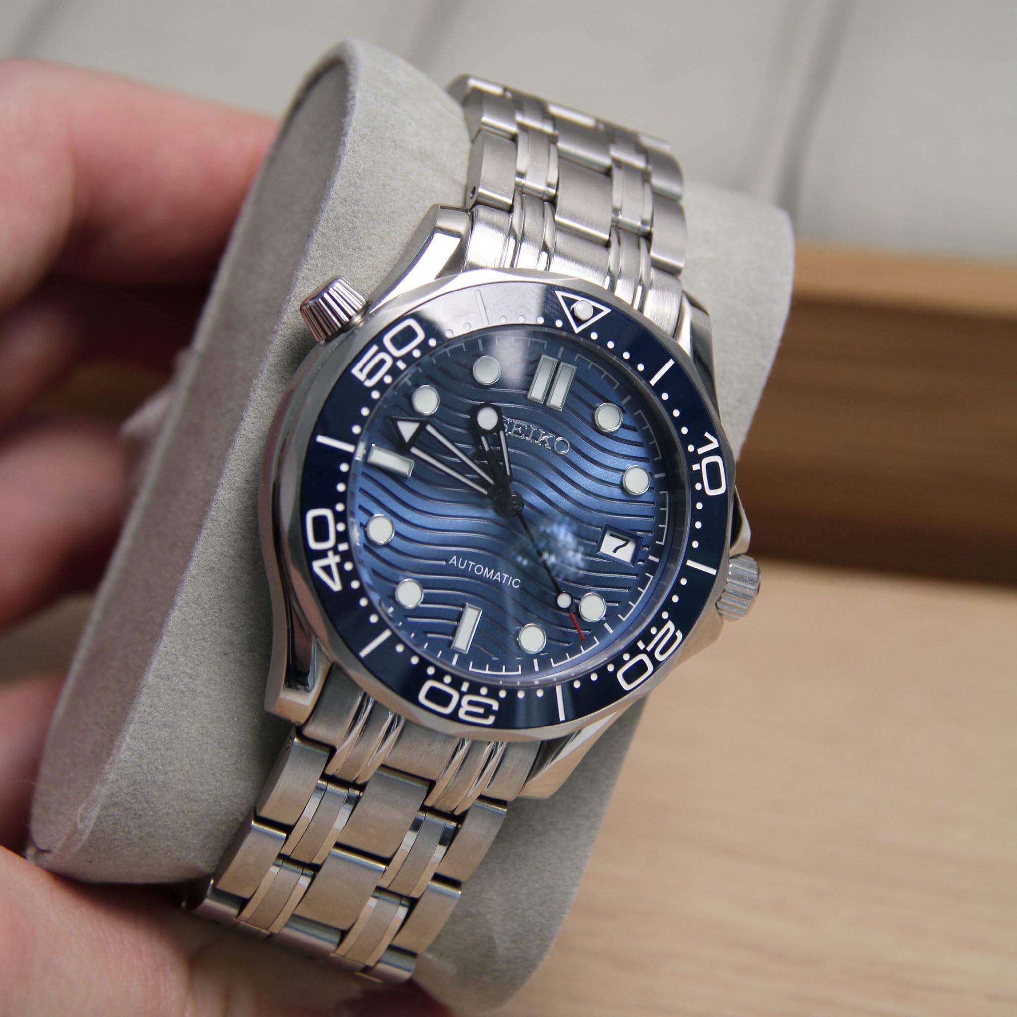 Montre Seiko mod seamaster diver bleu vu de face sur coussin