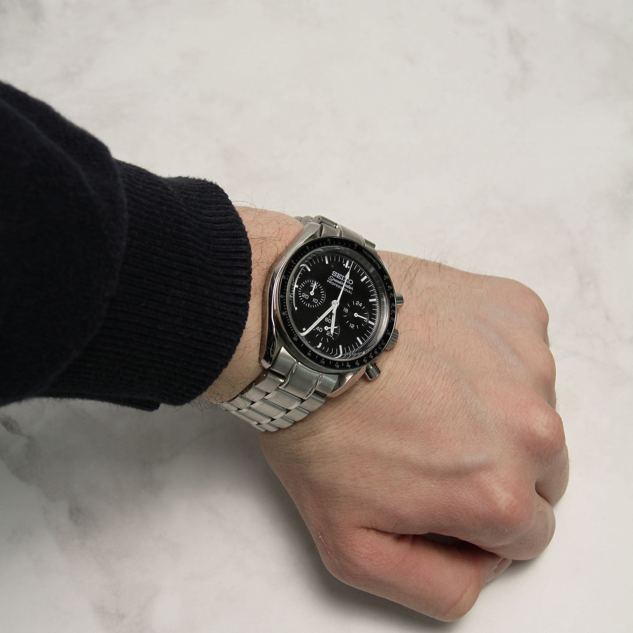 Seiko Mod Speedmaster noire portée au poignet – montre personnalisée sportive à cadran foncé et boîtier chronographe racé