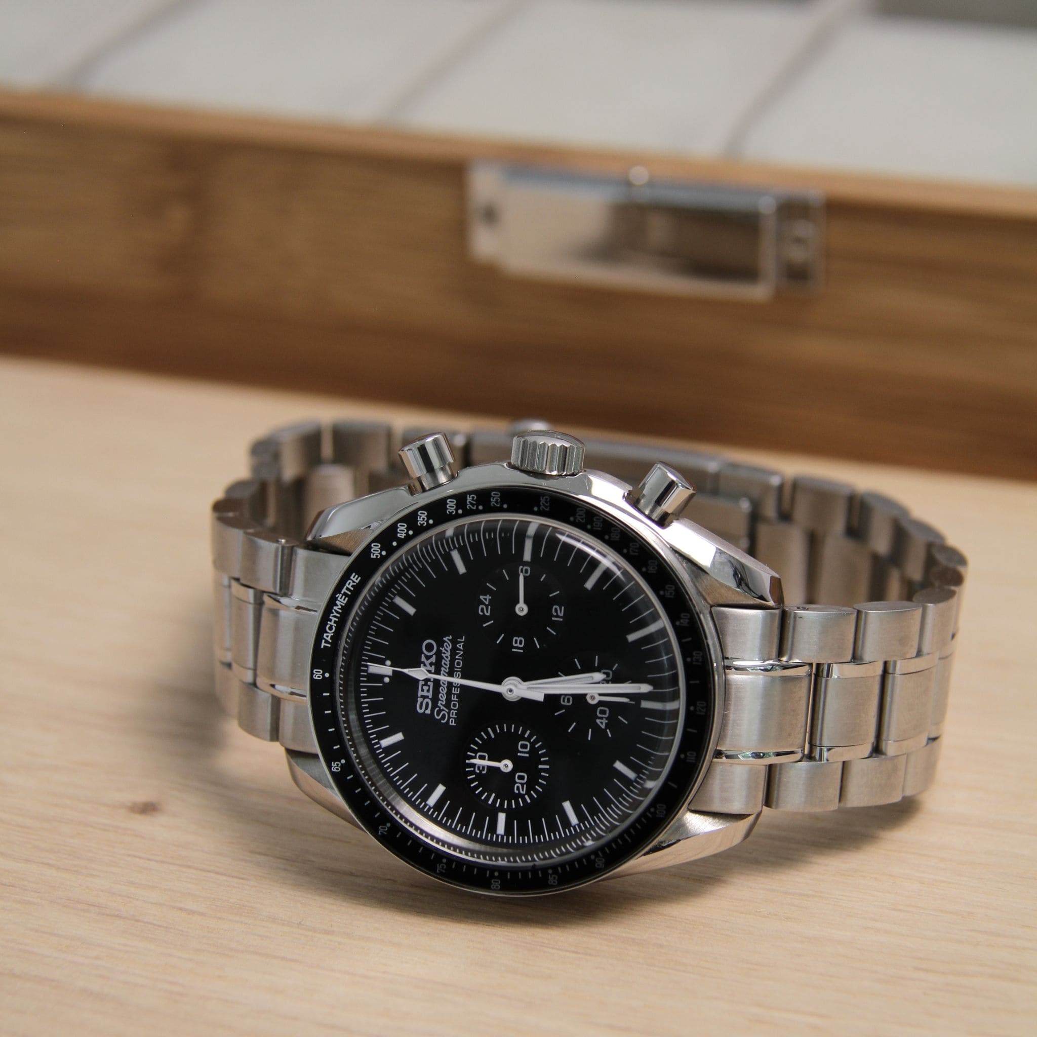 Montre Seiko Mod Speedmaster noire avec bracelet – mouvement chronographe hybride visible VK63