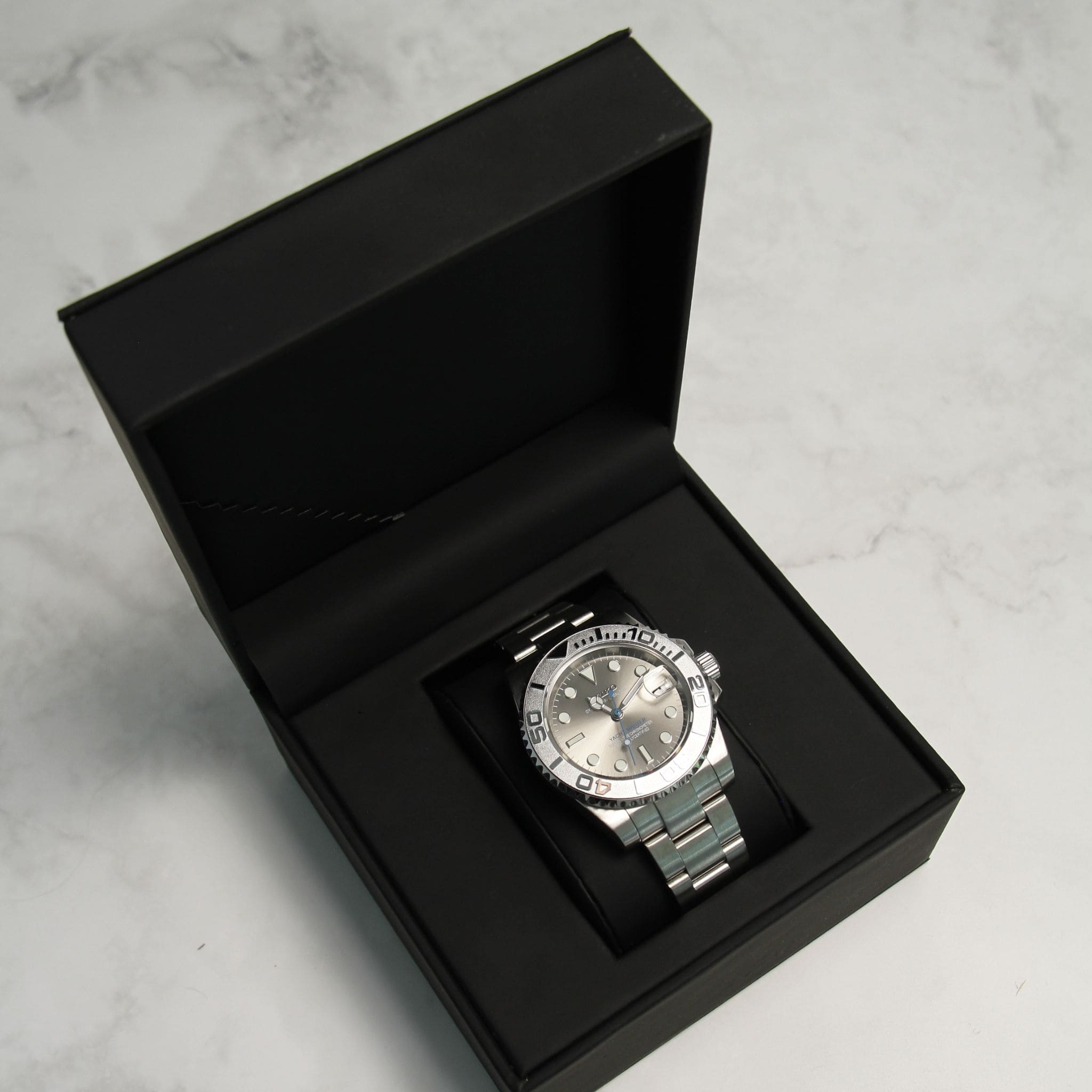 Montre Seiko mod yachtmaster bleu gris dans son écrin Modus Seiko